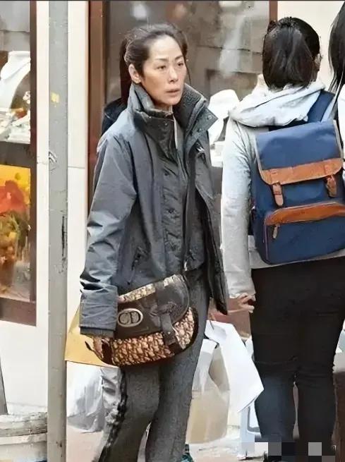 2002年关淑怡未婚生下儿子关浚贤，当时舆论一片哗然，有传孩子的生父是曾志伟，但