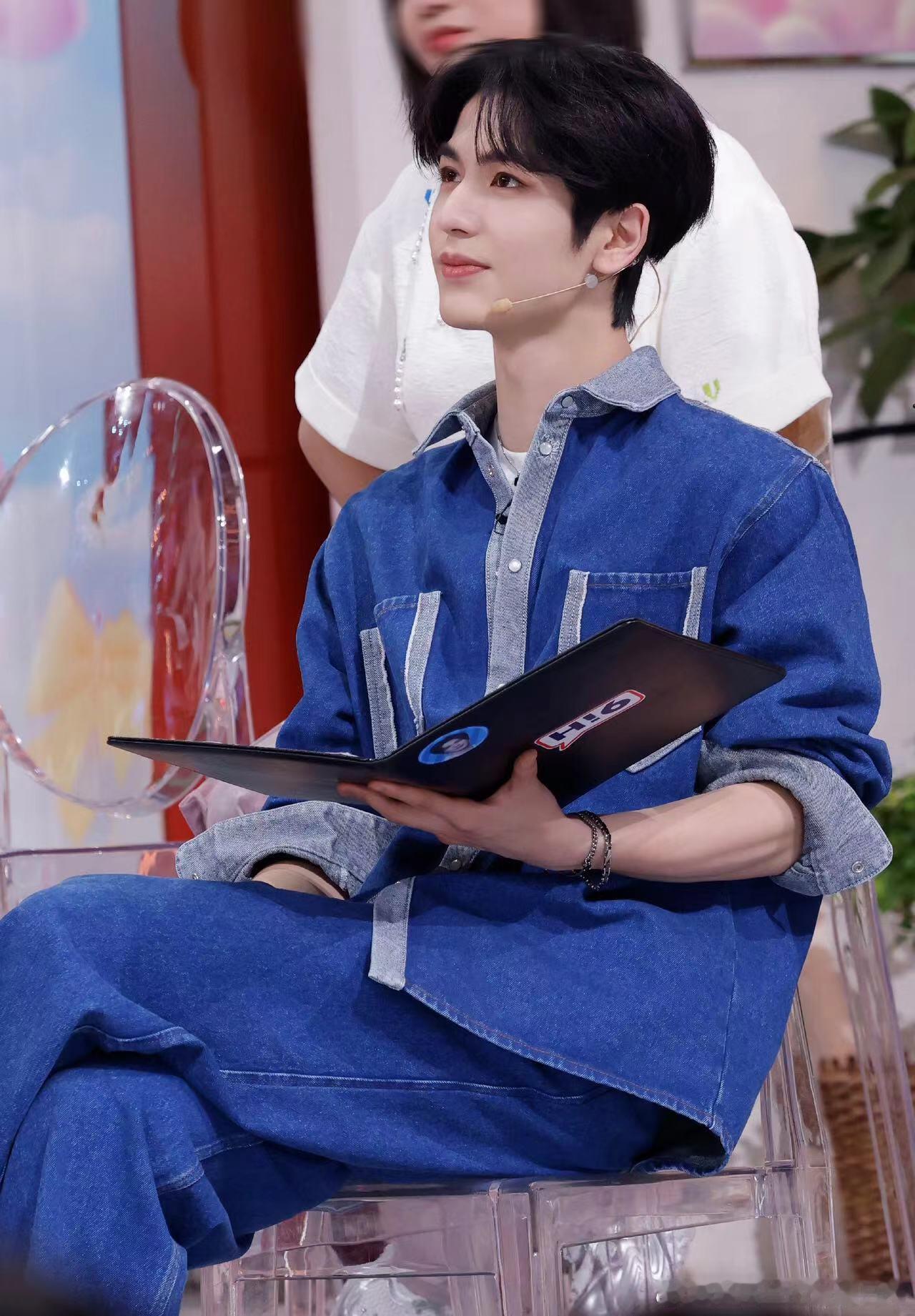 #张凌赫蒋峤西定妆#《樱桃琥珀》张凌赫饰演的男主角蒋峤西，他九岁那年转学过来，表