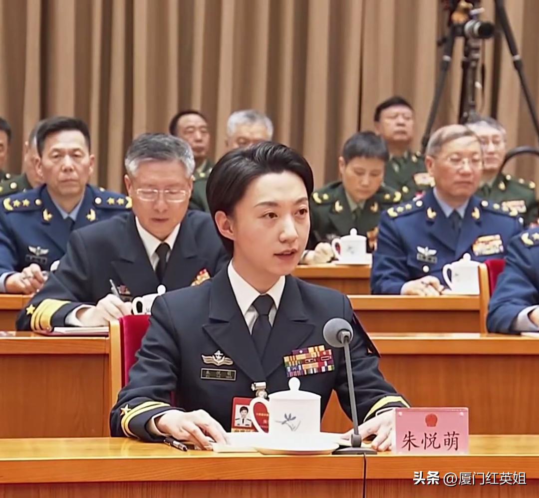 官媒直接夸赞的代表何许人也
她就是36岁的海军中校朱悦萌
已在航母上工作10年的