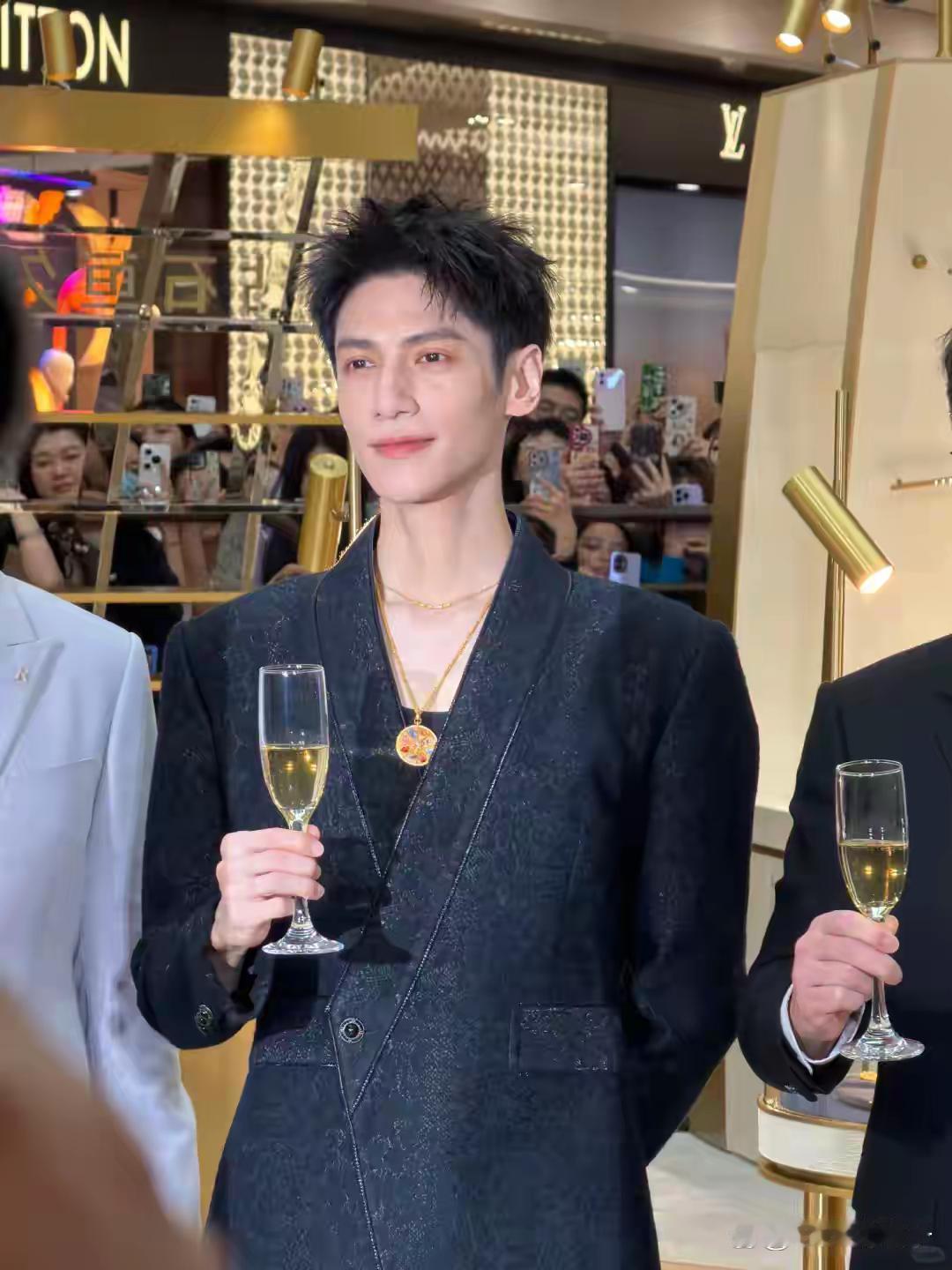 无语了，罗云熙身高177呢，体重114斤，这个瘦属于正常瘦吧？ 