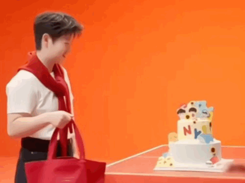 倍轻松全球品牌代言人孙颖莎 好开心打招呼👋 ​​​