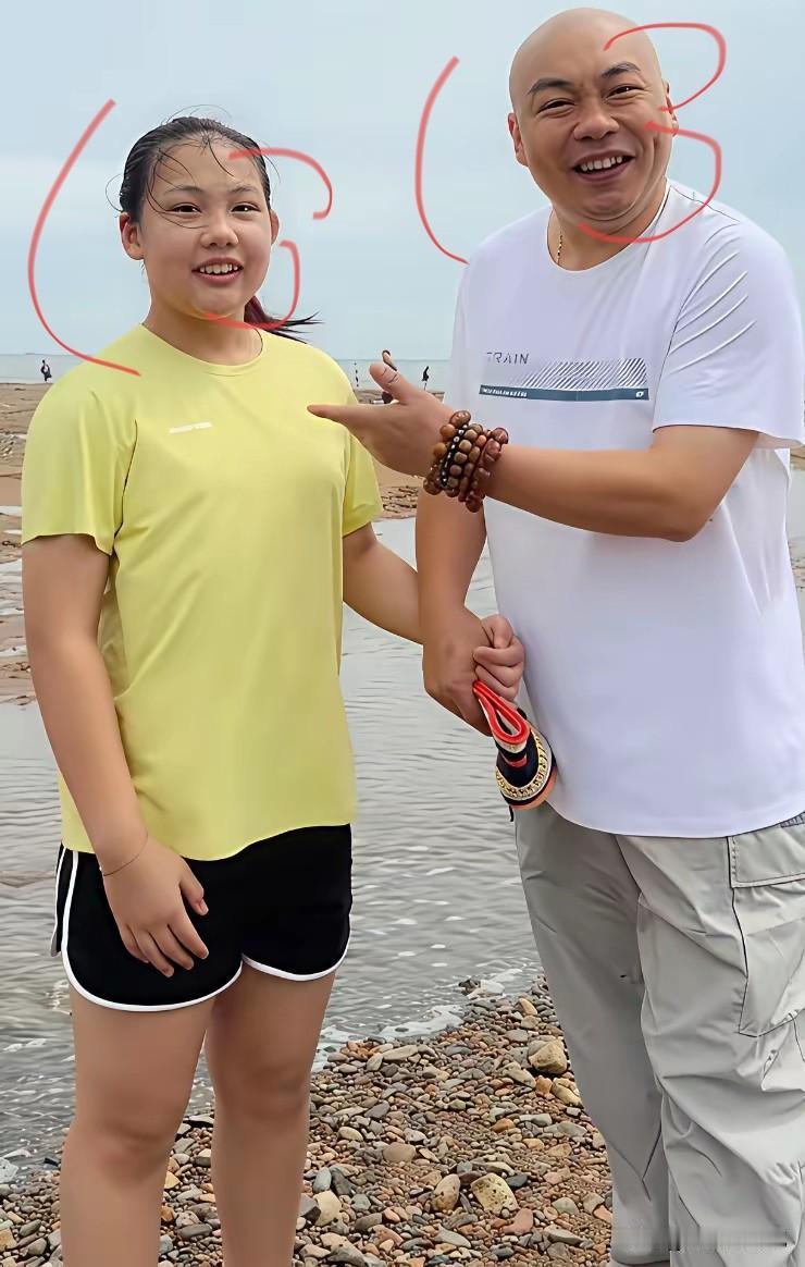 这父女俩比双胞胎还要像，脑袋都是圆圆的，大家仔细看，牙齿一模一样，都缺了一点，眼