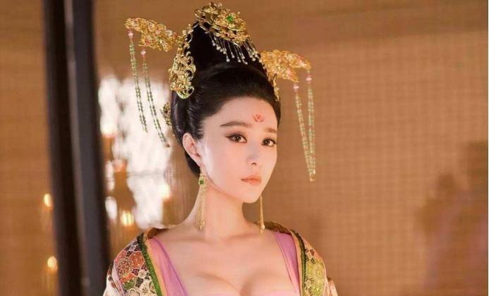 武则天年岁已高，为何依然会选择纳入男宠陪伴？她这样做背后真的只有寂寞吗？
695