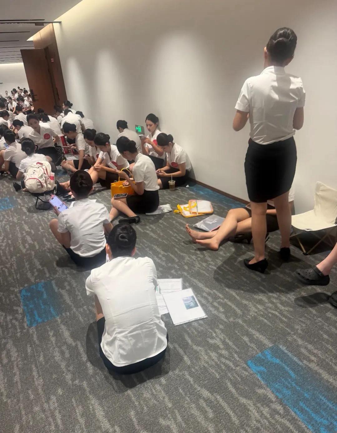 几百个空乘专业的等待面试