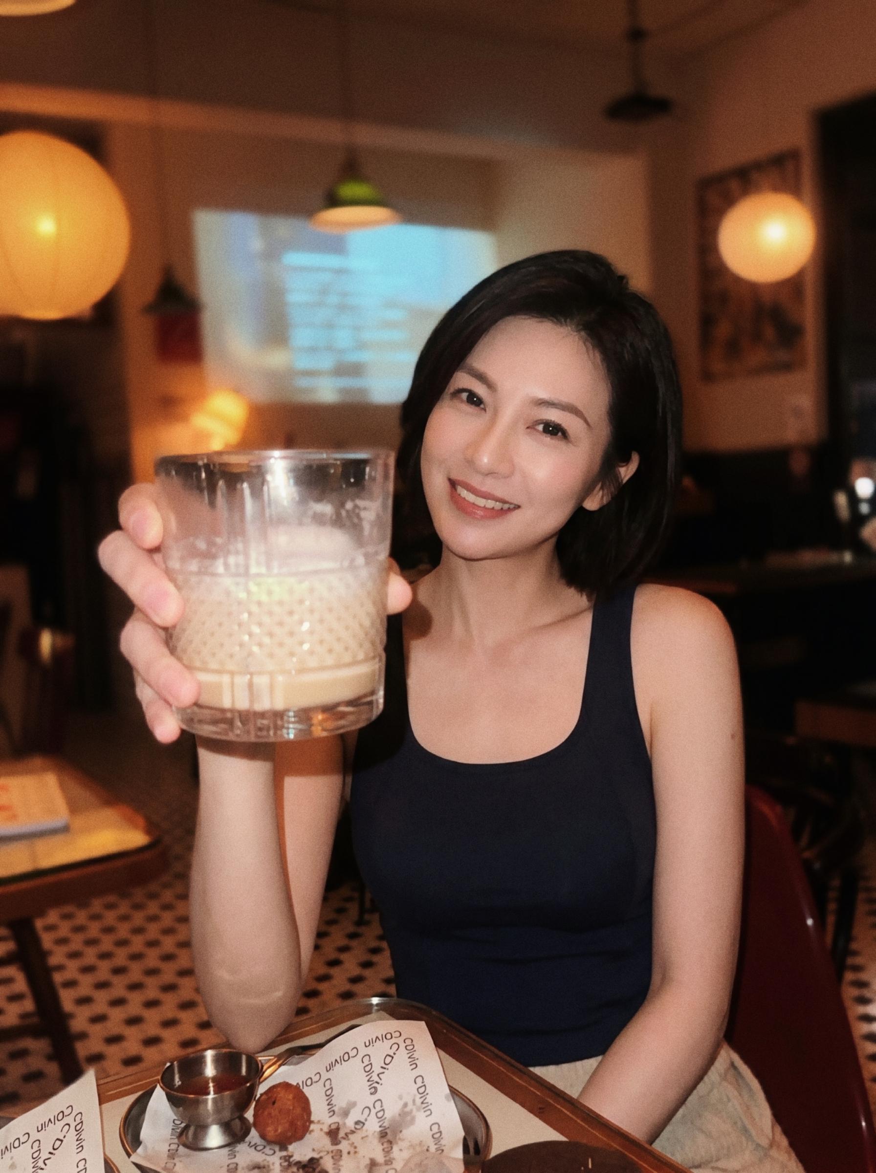 40岁，正是爱喝酒的年纪🍷。女酒鬼下班 电脑一关，酒杯一端 🍺 穿...