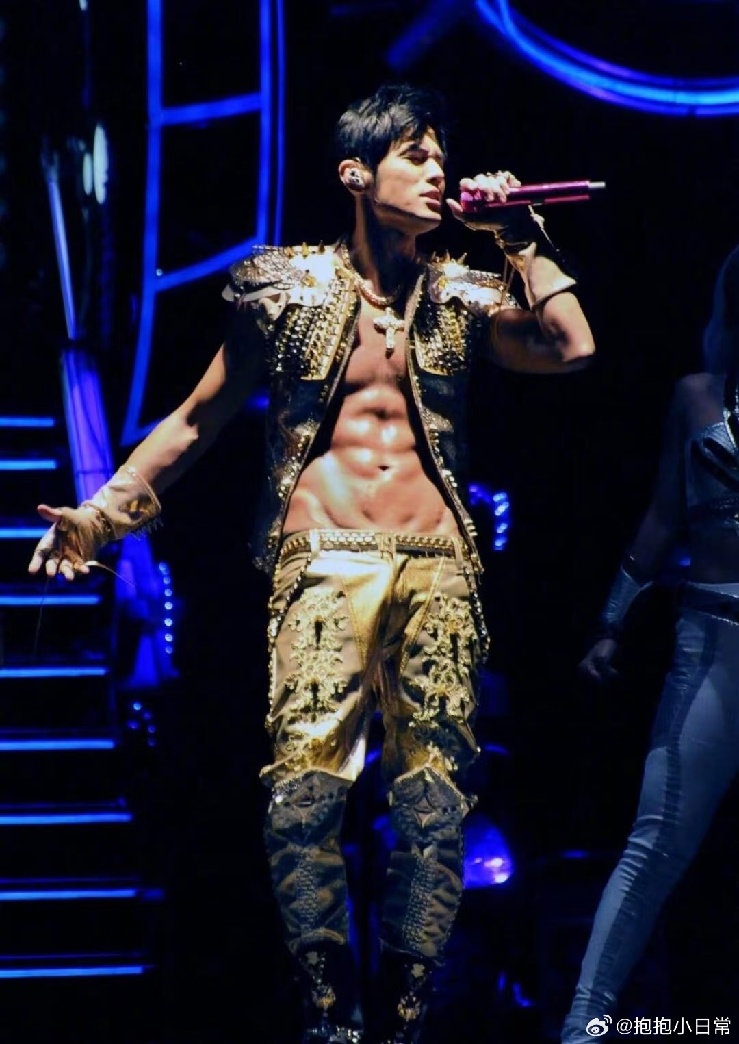 周杰伦杭州演唱会排面能在西湖边听周杰伦唱歌也太幸福了，舞台布置满是中式意境，全场