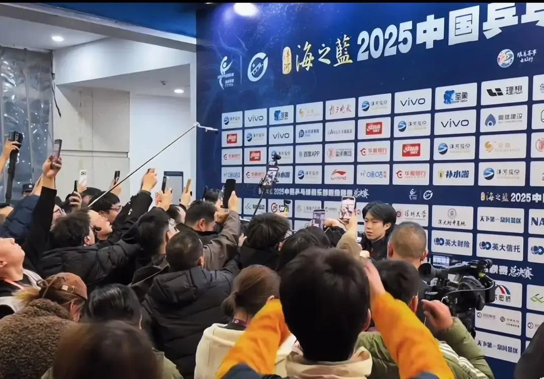 退赛33天后，他直接夺冠。有人却在算他“演戏”该扣几分。
 
看见他腰上缠的肌效