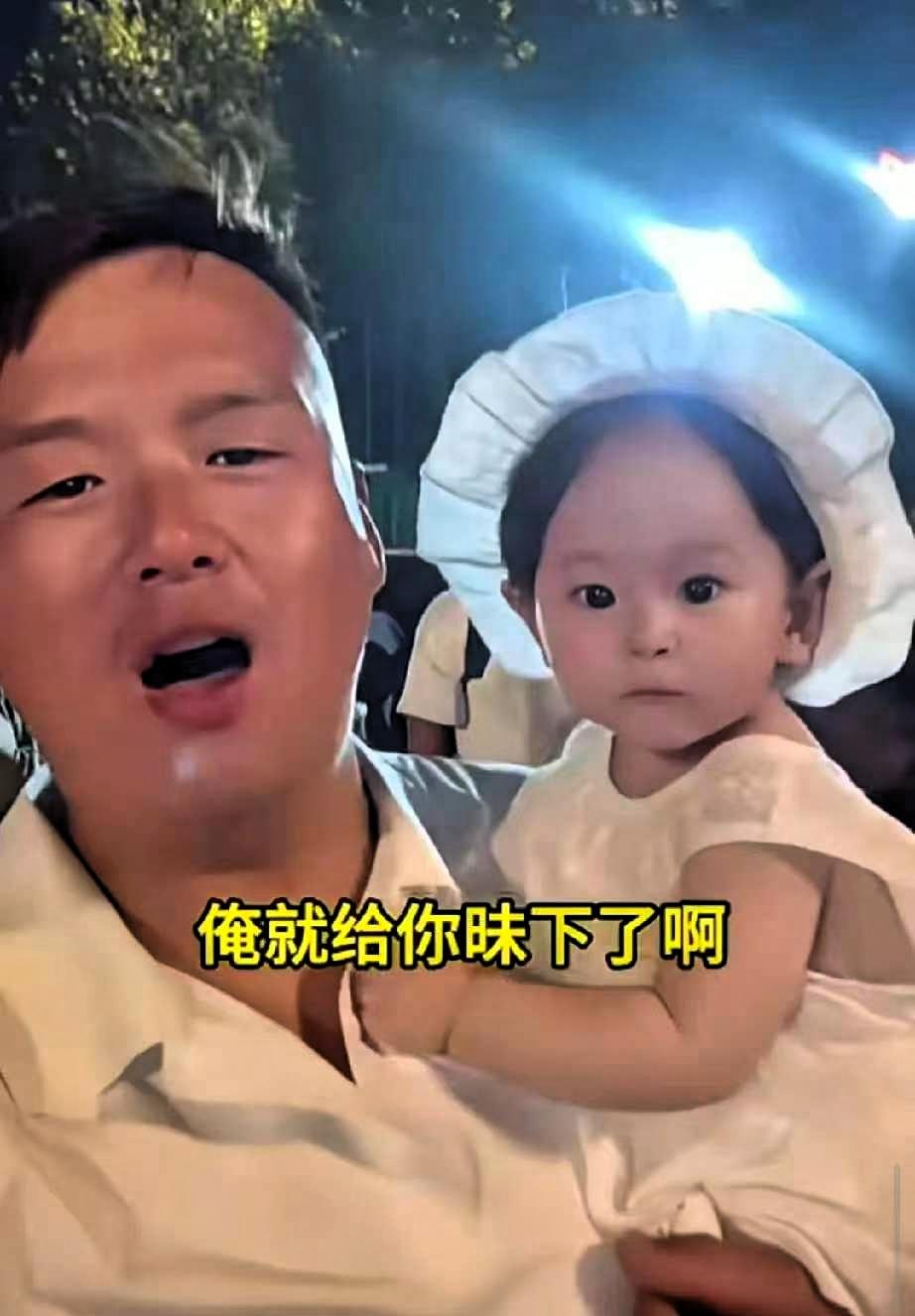 天底下哪有这么粗心大意的父母，买了个哈密瓜，就把这么漂亮可爱的小女娃遗忘在了水果