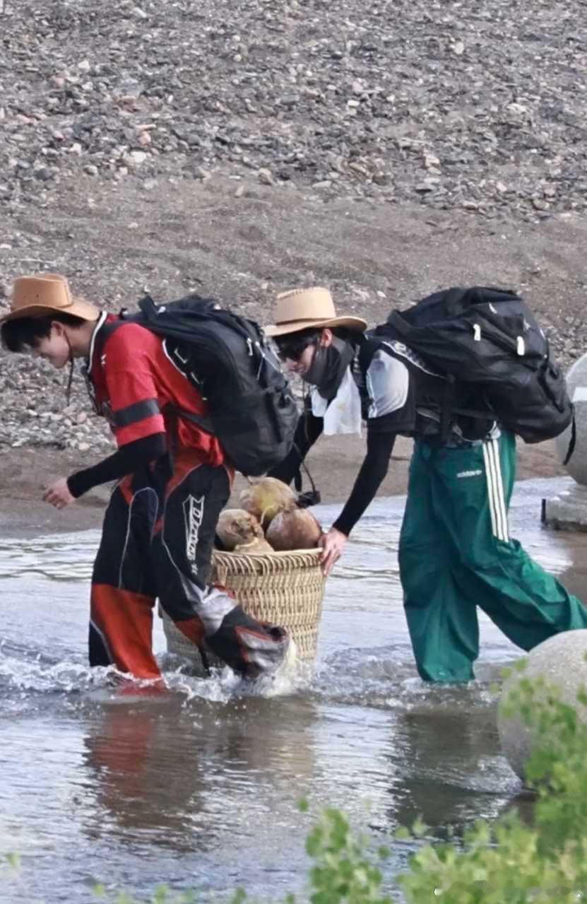去拾荒了吗？看起来好命苦，运的啥啊 