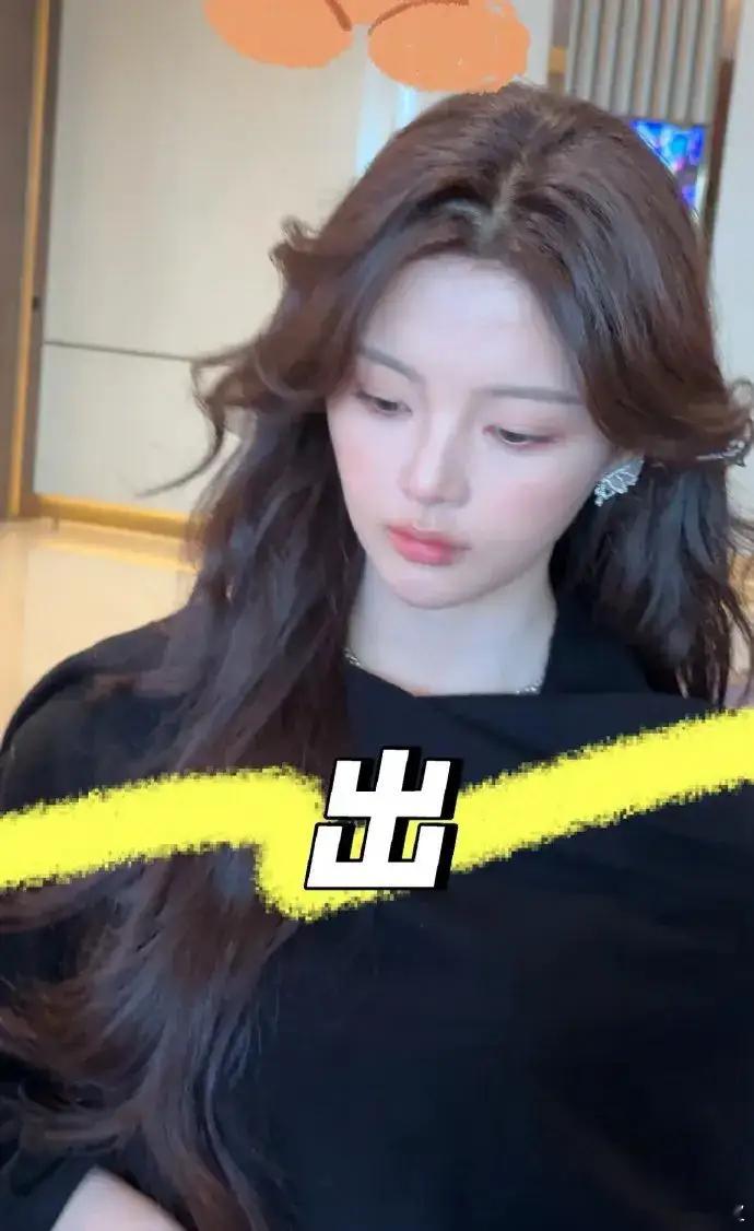 杨超越大波浪 大波浪卷发搭配红唇，气质优雅不失甜美，超越妹妹绝对是娱乐圈时尚新势