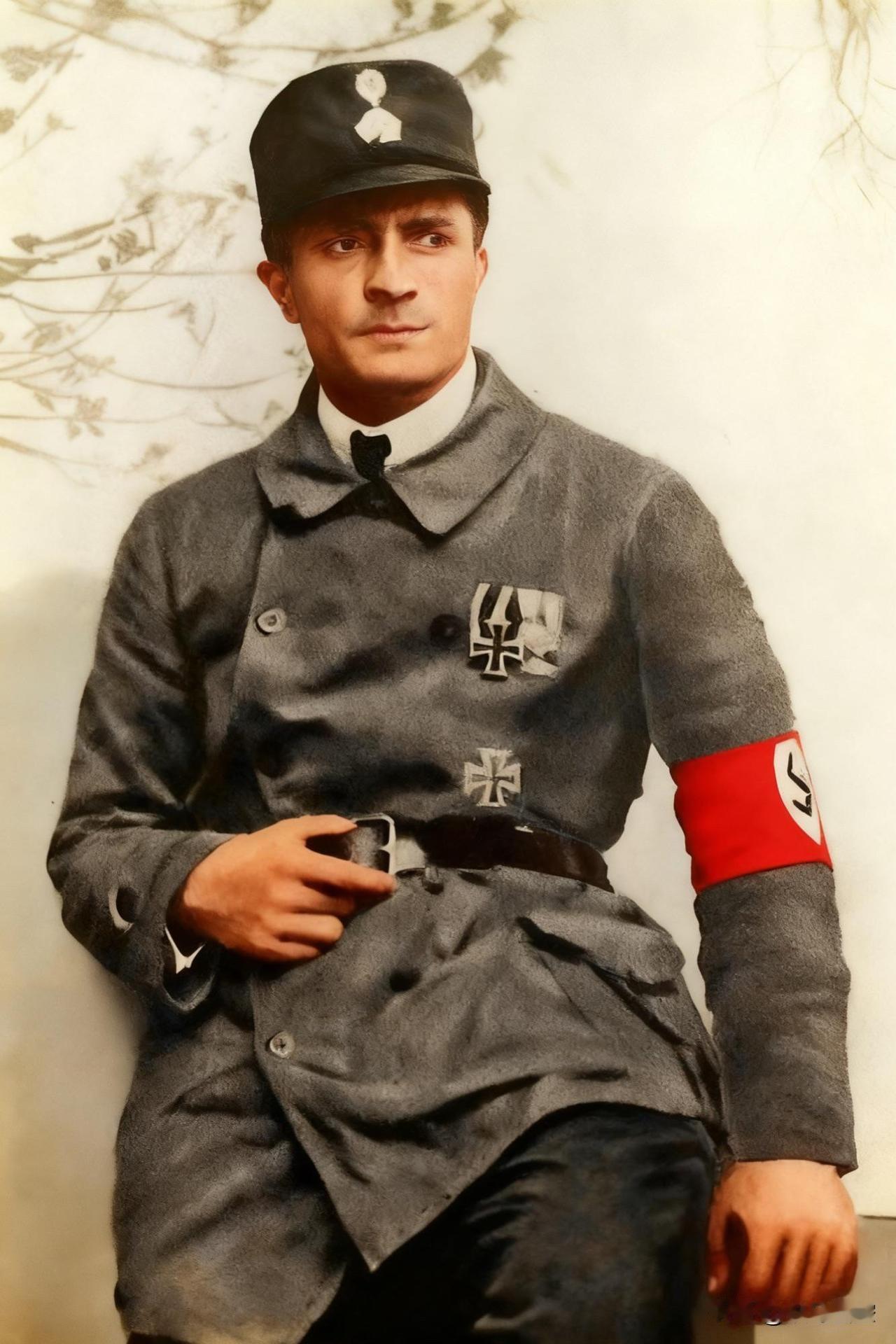 希特勒的保镖

图为希特勒的大本营警卫队（Stabswache）队长，汉斯·乌尔