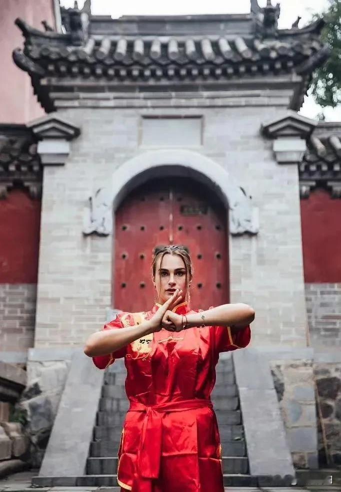 萨巴伦卡体验中国功夫，虎妞打拳，虎虎生威[奸笑]。