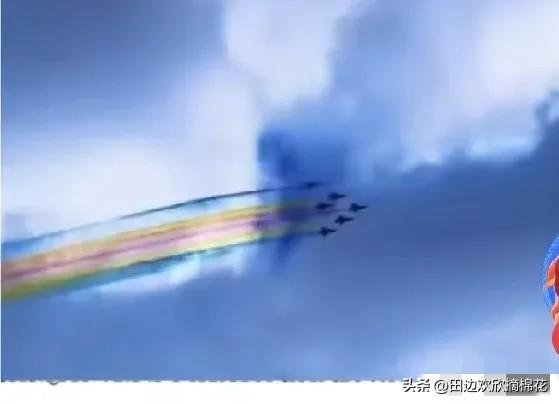 刷到一个视频顿时泪目:伊朗网友说，大半个世界都在战争，只有中国还在拿战斗机给人民