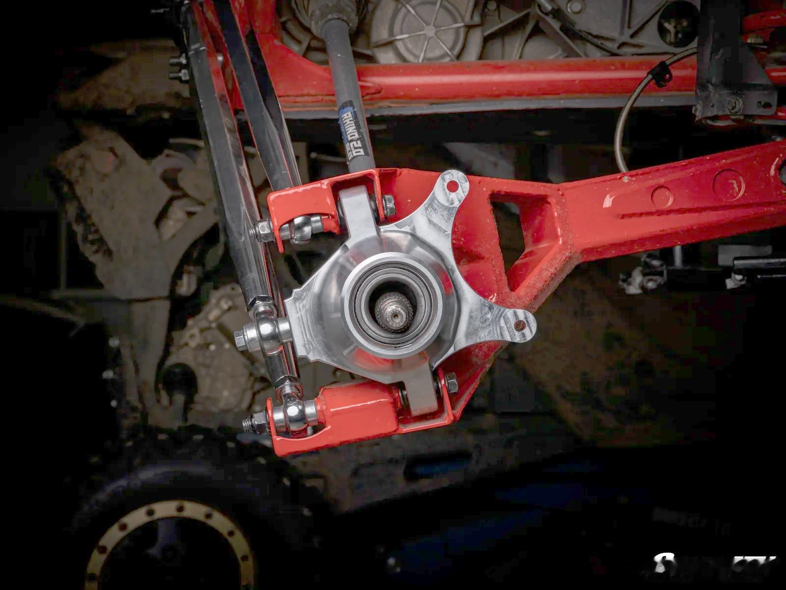 Can‑Am Maverick X3后腿的小设计。。。红色纵臂+上下俩连杆，构成