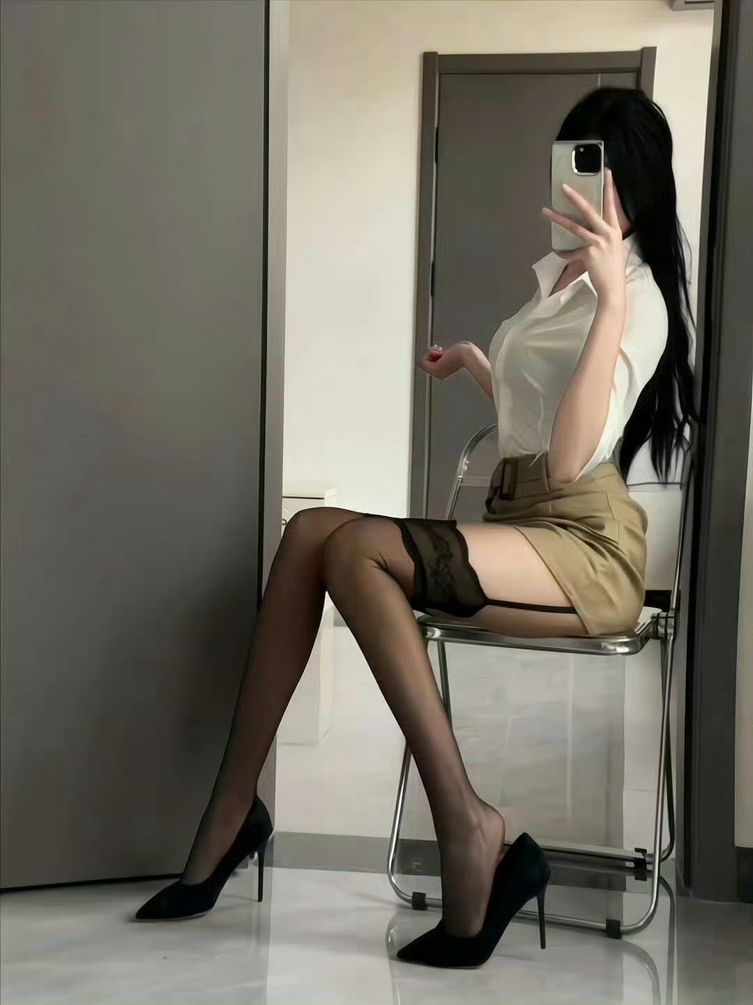 我们能把嘴巴挨在一起然后略略略吗