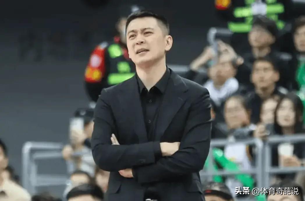 据传辽宁男篮主帅杨鸣要辞职，球队极力挽留。依正常逻辑，辽宁男篮现在这个成绩，必须