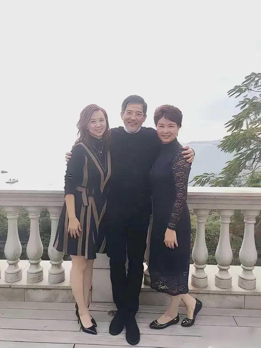 著名影星，秦汉，原名：孙祥钟。秦汉的母亲是广东人
其父亲是国民党将军、抗日名将孙