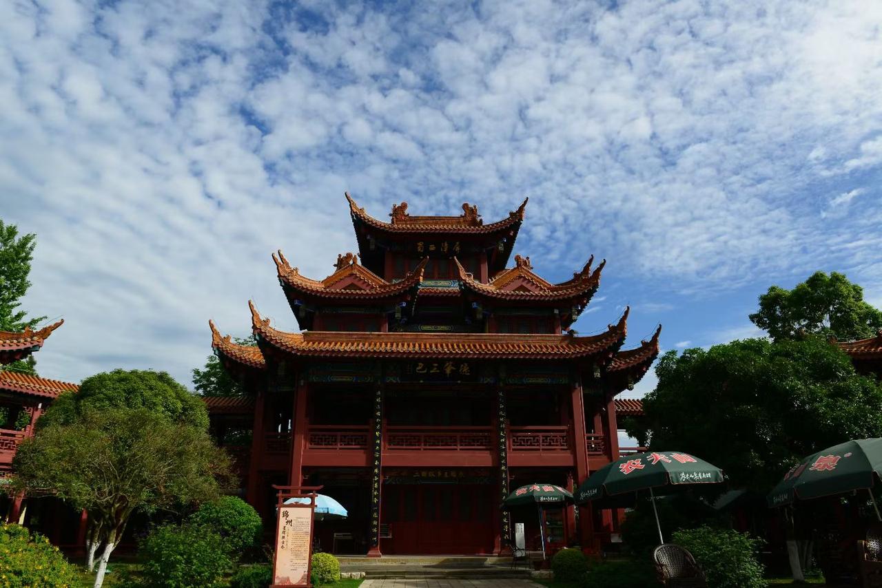 在东汉末年，刘备与刘璋曾于此处举行了一场著名的“涪城会”。当时，刘备置身于蜀地，