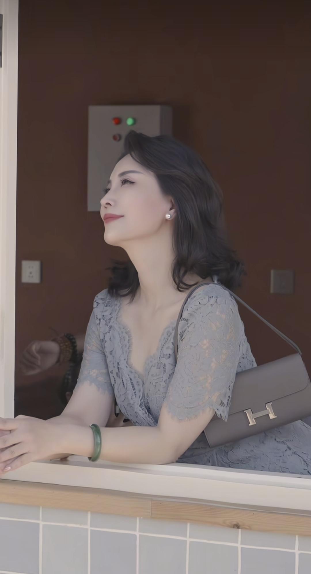 秋天的日光也开始清柔了，恰似你的眼神。什么样的女性才叫有气质? 分享街拍佳人