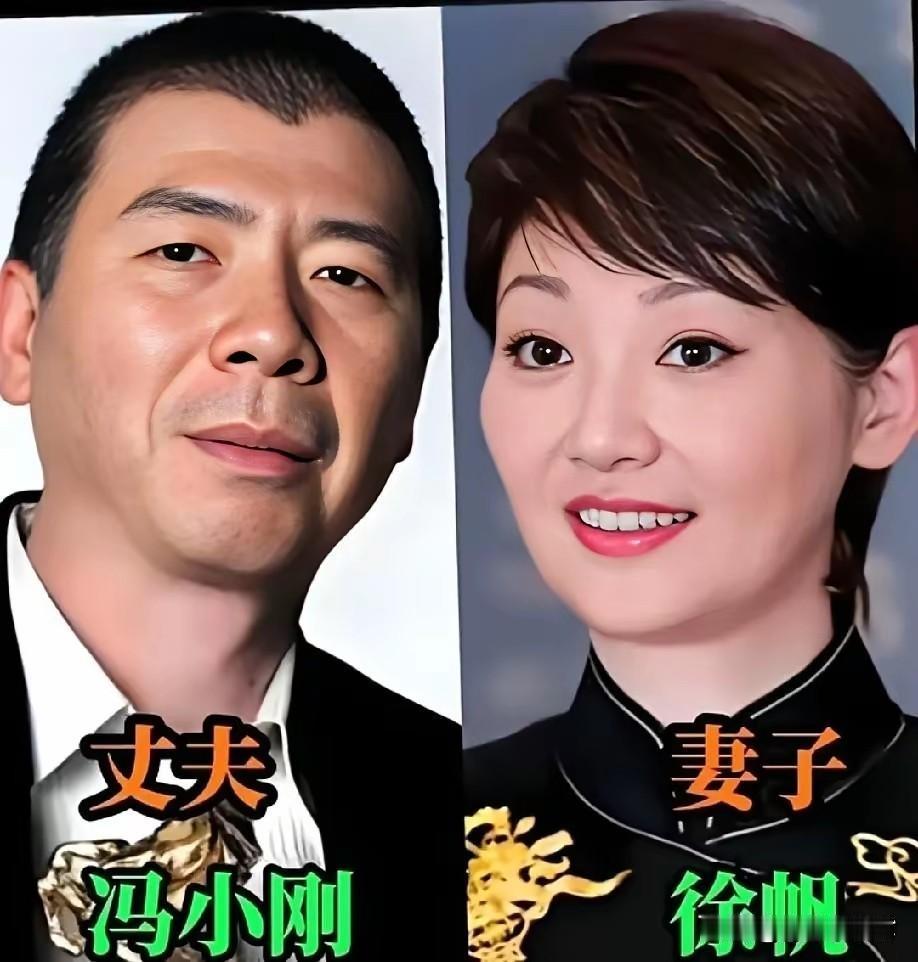 飞机上遇见前妻，我装作不认识，她老是盯着我，2分钟后她低声说:你手机背面，还贴着