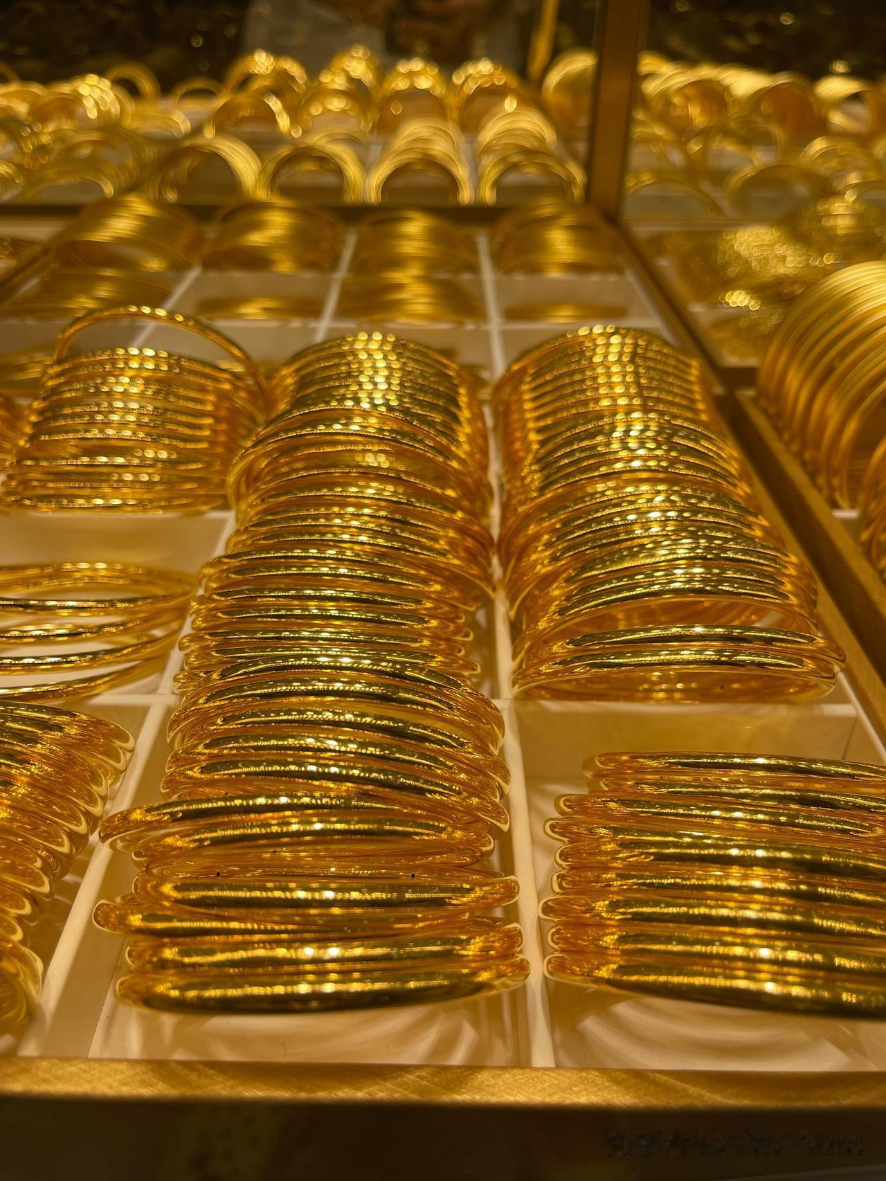 【现货黄金首次突破5200美元】据财联社1月28日消息，现货黄金再创新高，首次突