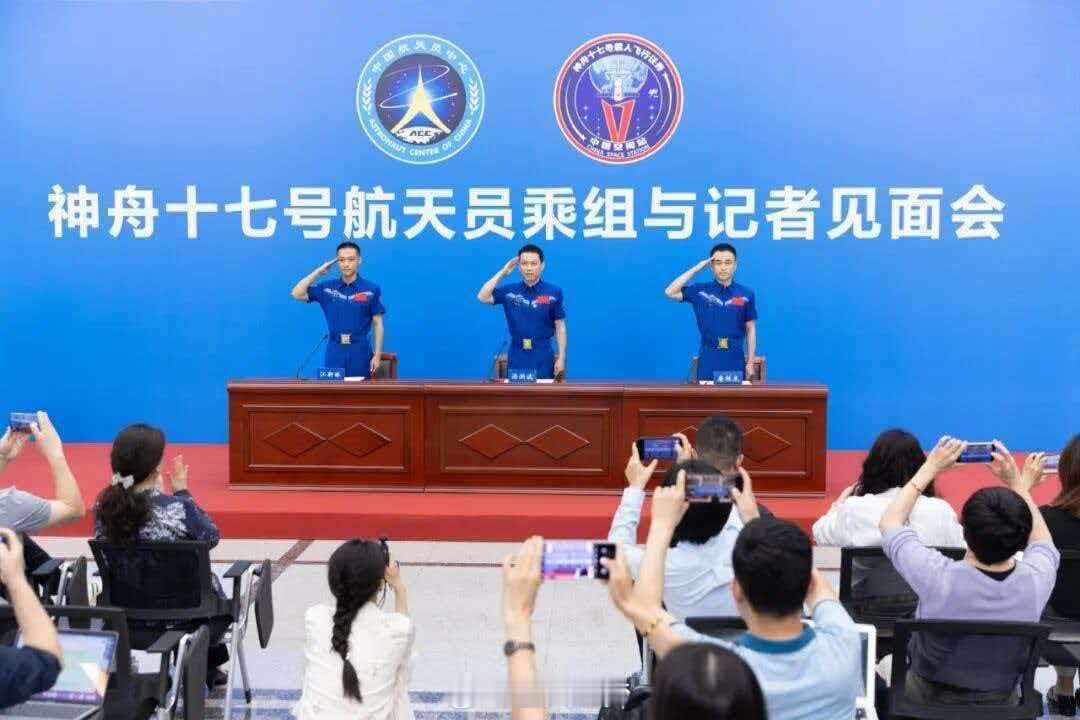 【早安丨航天历史上的今天  】2024年7月5日，神舟十七号航天员乘组返回地球两