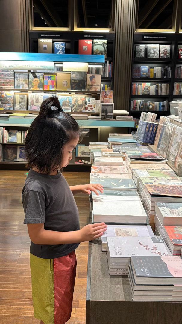 今天到苏州诚品书店陪爸爸上班。今晚张老师要在这里分享音乐剧马蒂尔达🎵金鸡湖对我