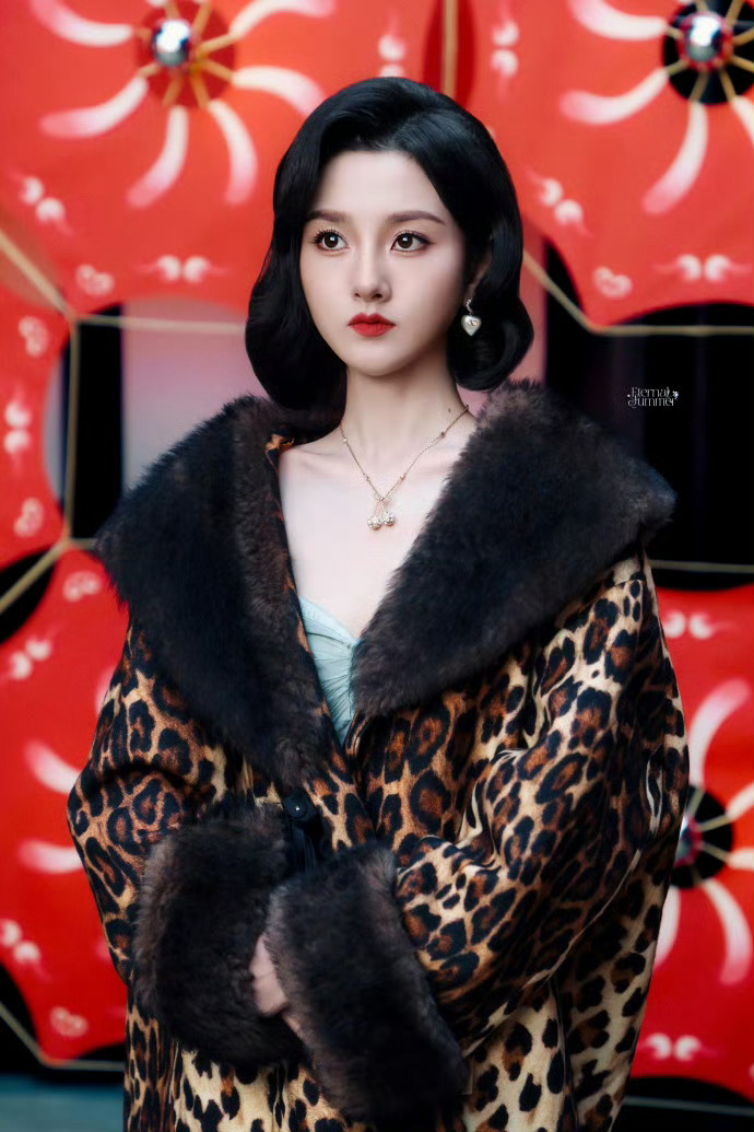 豹纹大衣一穿，复古女郎宋祖儿上线！生图扛住怼脸拍，美貌鲨疯了！ 