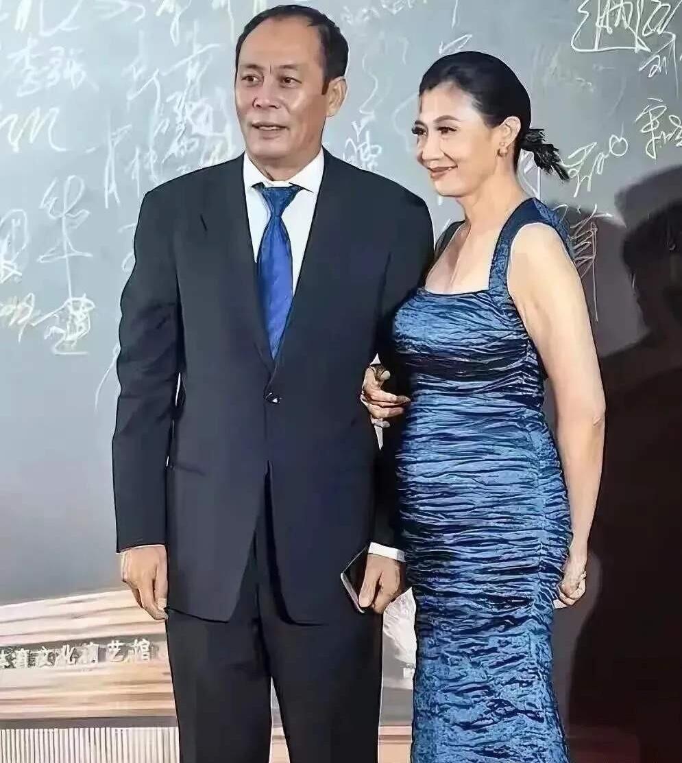 这对明星夫妻结婚这么多年没有炒作，越来越般配有夫妻相，就是妻子不太会选衣服，60