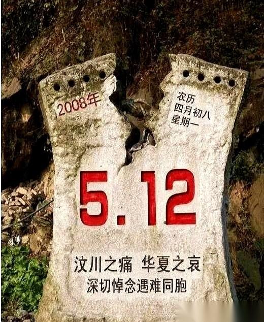 十八年了。
当年在襁褓里的孩子，如今都已长大成人。
但他们或许不知道，十八年前的