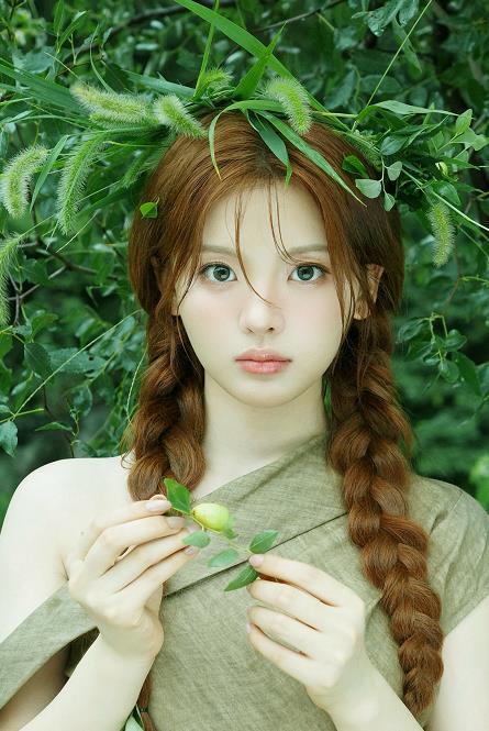 杨超越700度近视 杨超越在节目里称，爸爸、妈妈、妹妹都不近视，自己却近视700