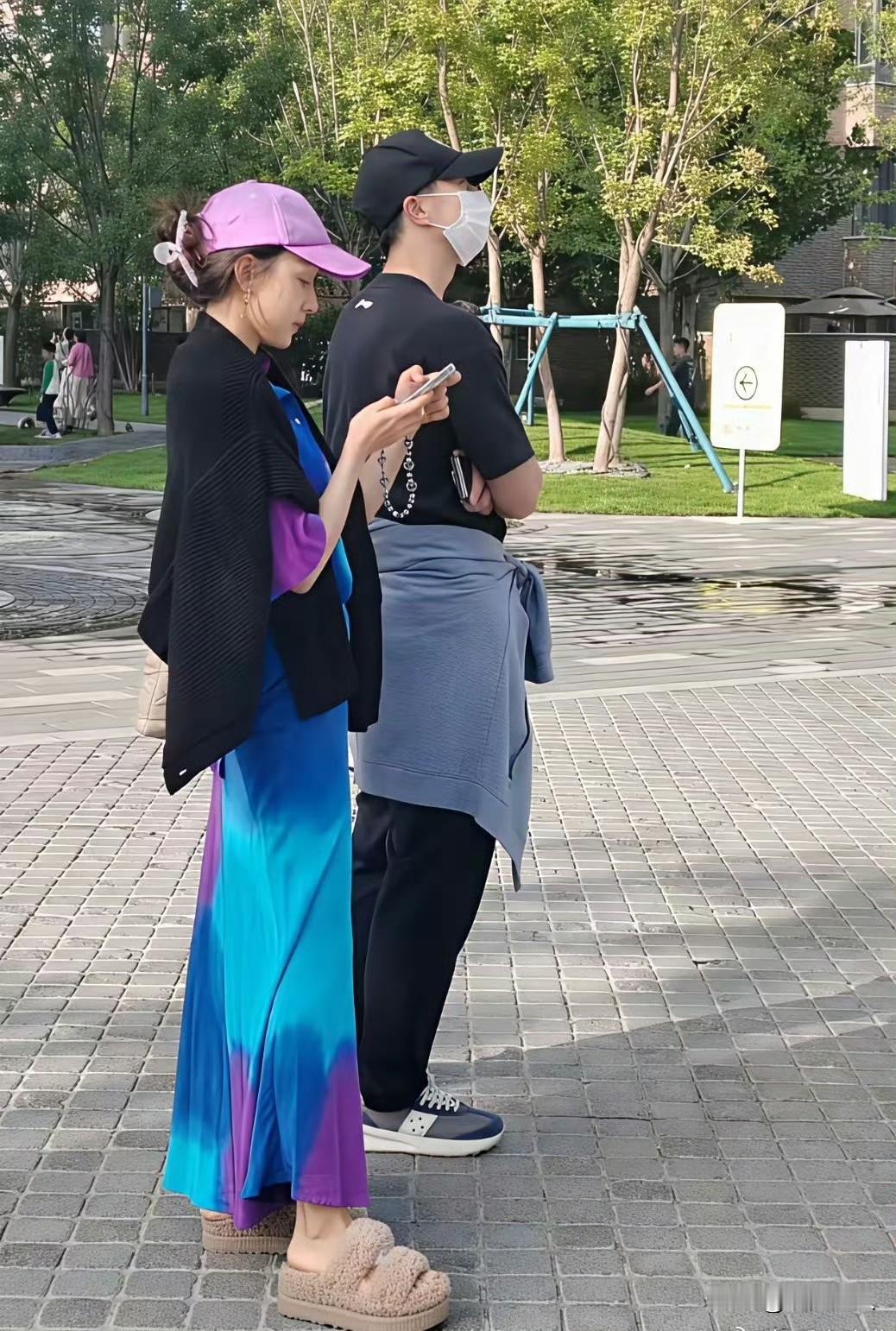 谁能想到奥运冠军马龙的老婆，私下居然这么会穿？

近日有人在阿那亚偶遇夫妻俩带娃