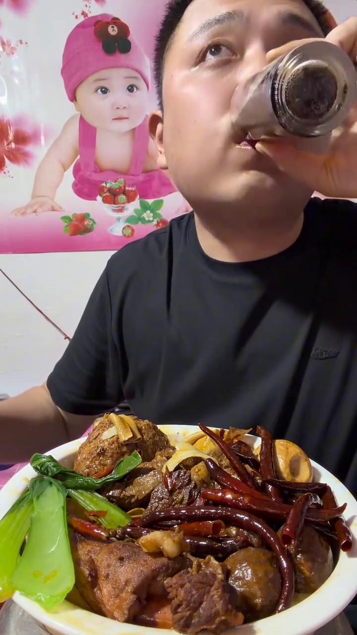 还是牛肉香。
我就已经找不到面了，再来上一口板面，配上点辣椒，辣椒炸完之后特别香