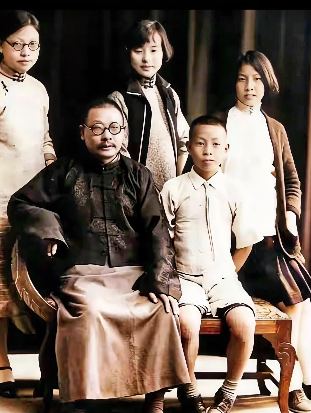 上世纪30年代，浦安修三姐妹和父亲浦友梧，一张罕见合影，那时她五官精致，美丽大方