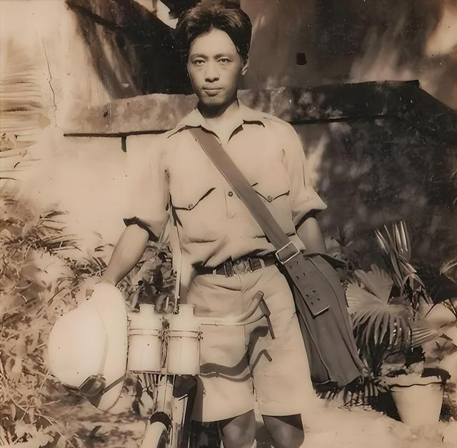 1933年，希特勒亲自接见了一位推着破旧自行车的中国青年，并在他的纪念册上郑重签