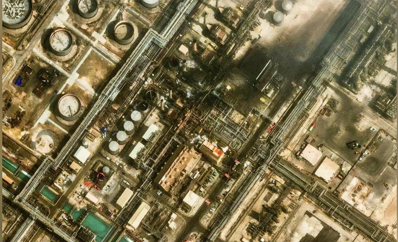 这是沙特阿美石油旗下的拉斯坦努拉炼油厂遭袭击后的卫星航拍画面，炼化核心装置区被导