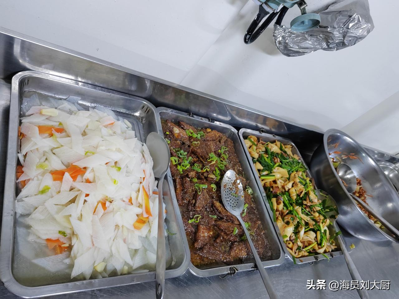 我们船舶已经到达加拿大Roberts bank港锚地了，今天在做午餐的时候，透过