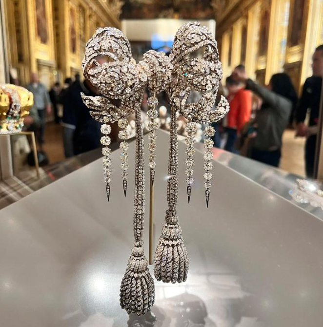 丢这么多？据法国媒体BFMTV电视台报道，卢浮宫博物馆今年10月的珠宝劫案，虽然