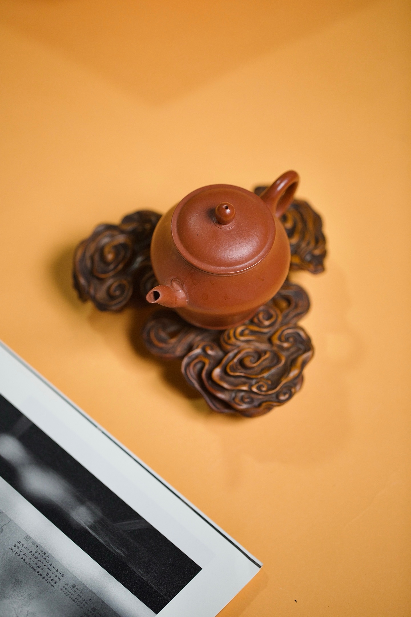 黄杨 | 云纹底座这方黄杨木底座，以「祥云」为形，取「承载」之意。每一道云纹都蜿