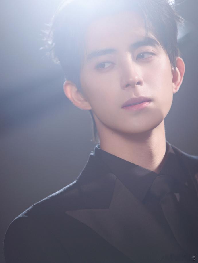 敖瑞鹏12月逆光行程图 敖瑞鹏12月逆光行程表拍的也太有氛围感了吧，在这个12月