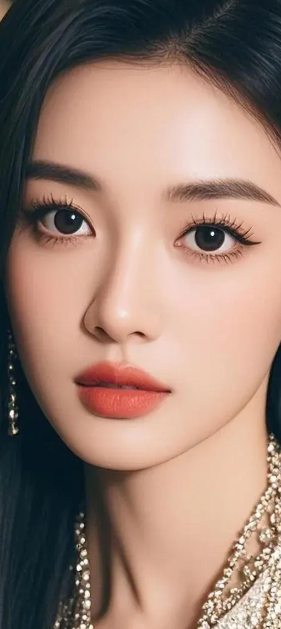 精致妆容，闪耀耳环，优雅气质，女神范儿十足！💄✨👗