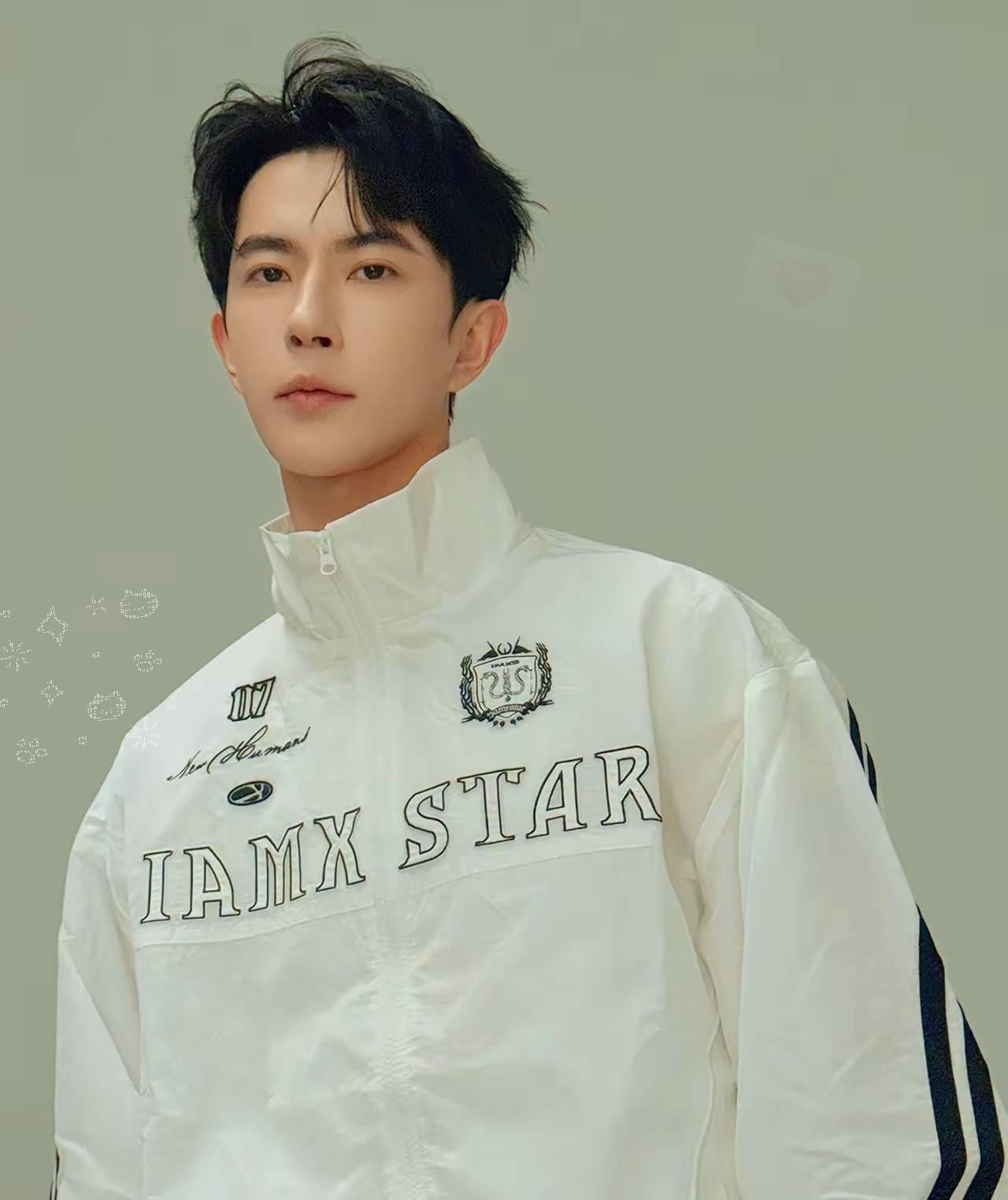 这两天刷到个小视频，里面问你最怕啥，你居然说“怕粉丝不喜欢素颜的你”——看到这儿