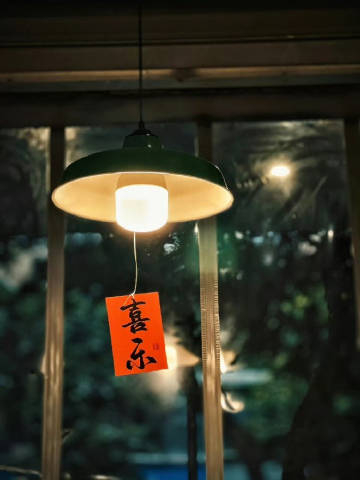 花有花期，人有时运，怀爱欲诚，静等来日。 ​​​