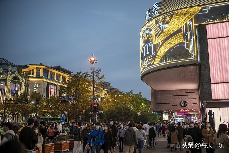 这波国庆消费热势头猛得像脱缰的野马，比大伙预想的冲得还快，税务总局的增值税发票数