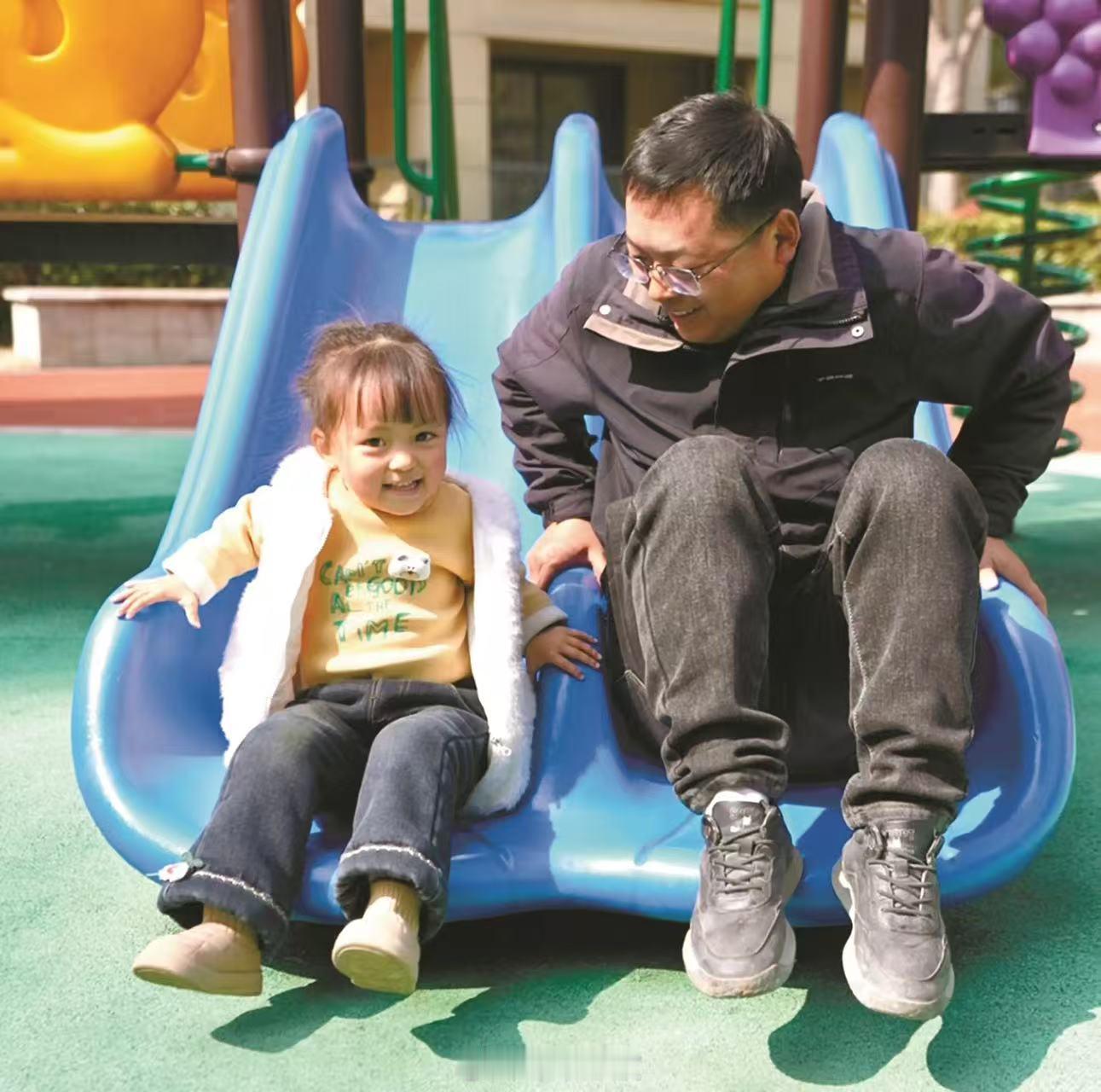 宁波这场跨越千里的团圆让春节格外暖心 河南南阳人张林来宁波3年，是市域铁路象山线