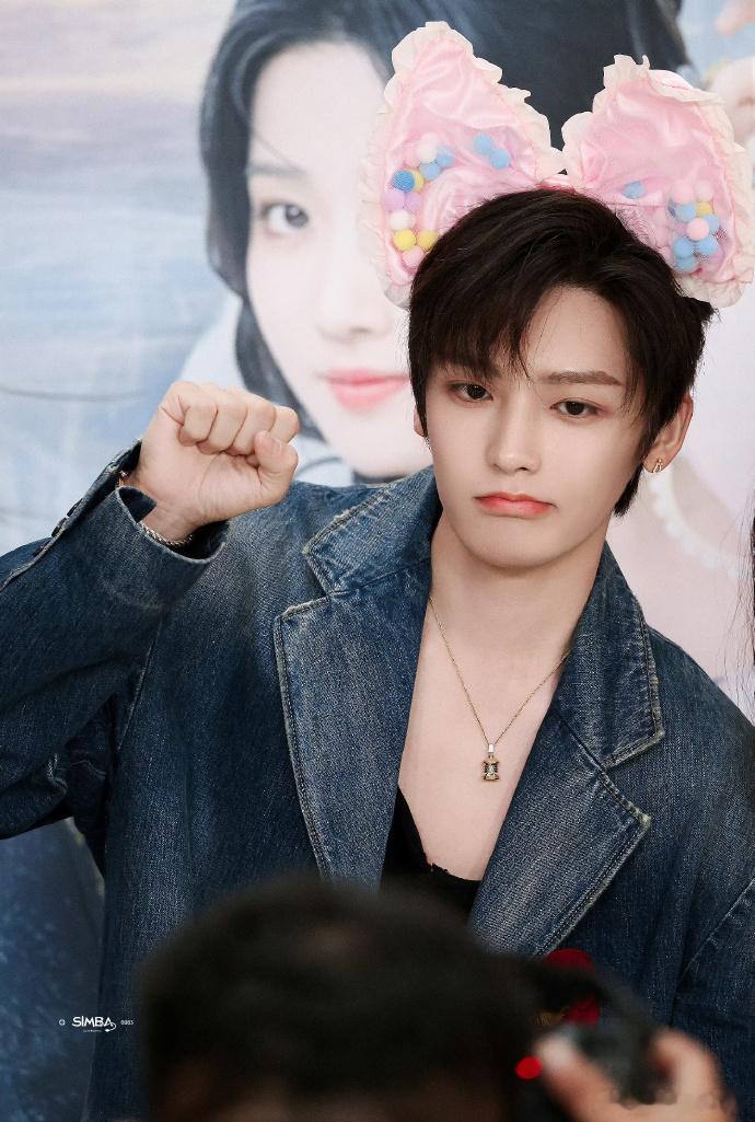 侯明昊 空降侯明昊 纪伯宰不是萌物 救命！侯明昊也太可爱了吧！特意用7个感叹号辩