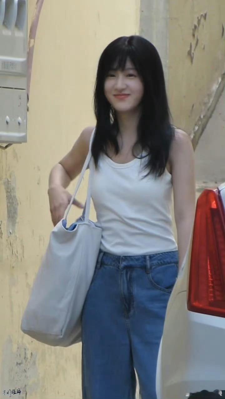 啊我现在就是剪了刘海的中长直发直接把我“劝退”了啊感觉好“压人”的发型也显得五官