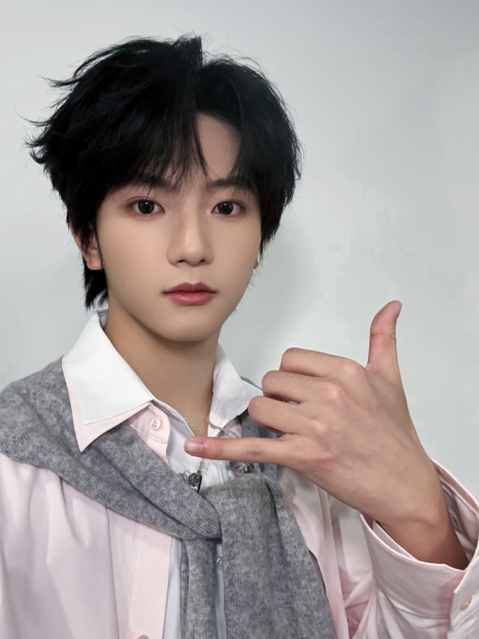 穆祉丞最新自拍，小穆持续散发可爱能量中🥰穆祉丞怼脸自拍