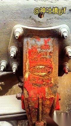 一整块铁疙瘩，被锈蚀得连本来面目都看不清了。
红褐色的铁锈，像一层厚厚的铠甲，用