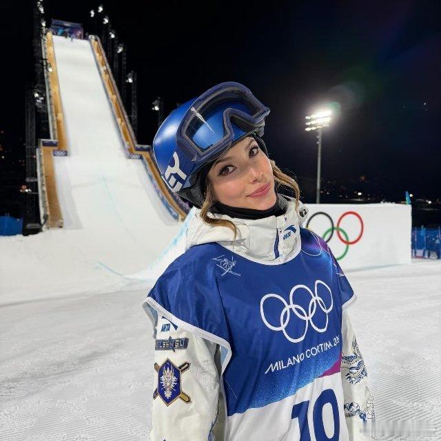 谷爱凌4年来第一次赛大跳台阔别大跳台四年，谷爱凌终于王者归来！暌违赛场许久，她依